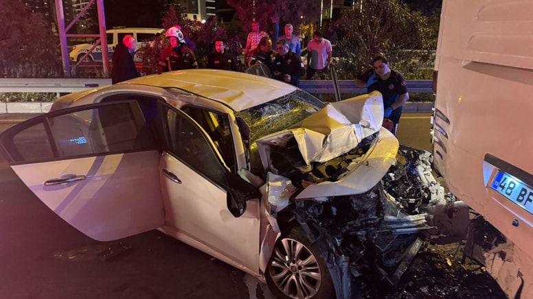 Tur otobüsü kaza yaptı: 1 ölü, 2 yaralı