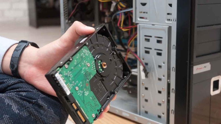 Satın aldığı sabit diskin içindekileri eve gelince fark etti: Değeri binlerce euro!