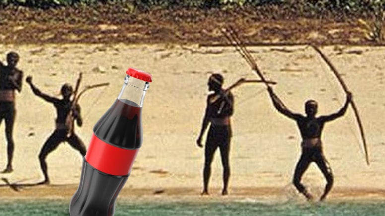 İlkel ve saldırgan kabileye kola götürdü: Başına gelmeyen kalmadı