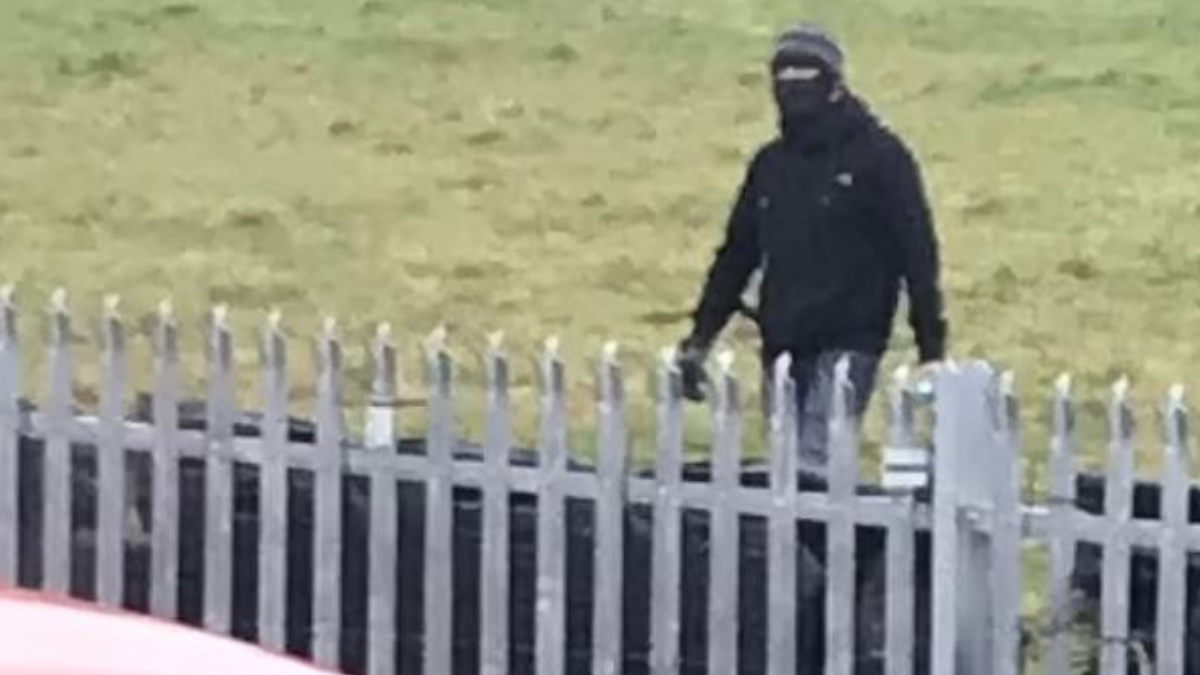 Böyle komşu düşman başına! Aldıkları arsa hayatlarını cehenneme çevirdi