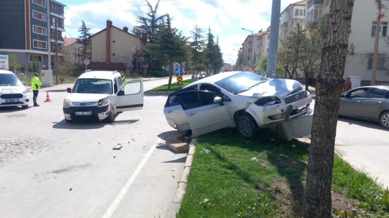 Otomobil ile kamyonet çarpıştı! 5 kişi yaralandı