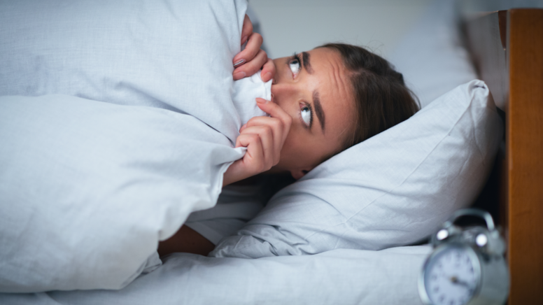 Mışıl mışıl uyduğu sırada yan odada korkunç şeyler oluyordu: Sesi duyunca anladı