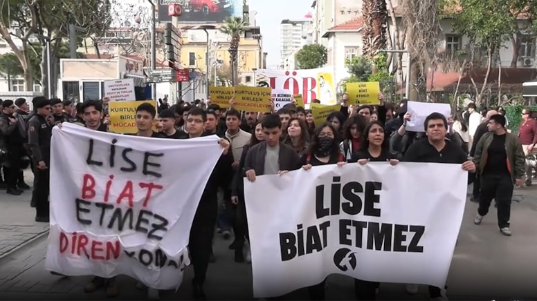İzmir'de lise öğrencilerinden eylem