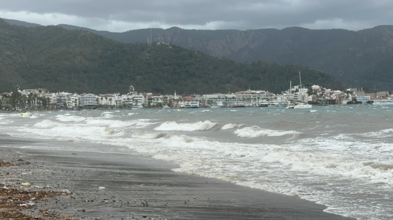 Tatilcilerin gözdesiydi! Fırtına Marmaris'i yerle bir etti