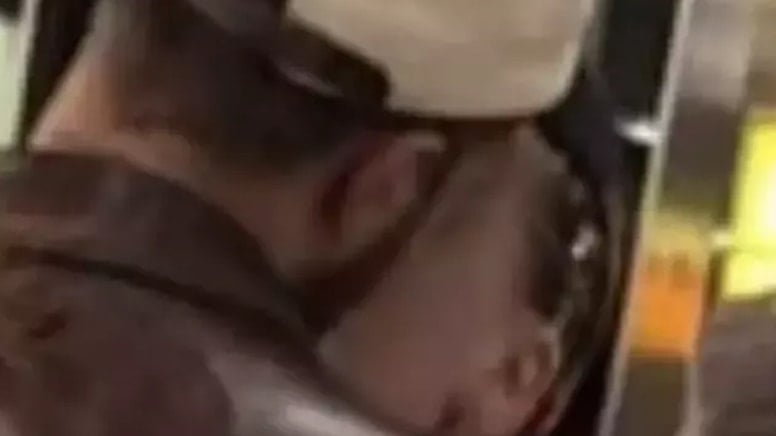 Serenay Sarıkaya ve Mert Demir havalimanında aşka geldi... Yolcular paylaştı