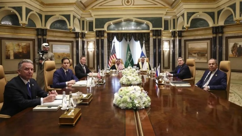 İki rakip Rus diplomatın ABD heyeti önündeki koltuk kavgası,