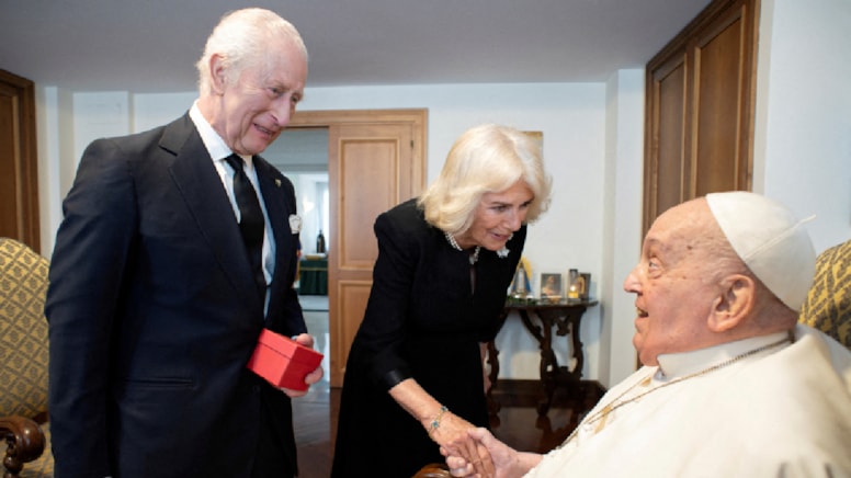 Ölümden dönen Papa, İngiltere Kral ve Kraliçesi'ni ağırladı