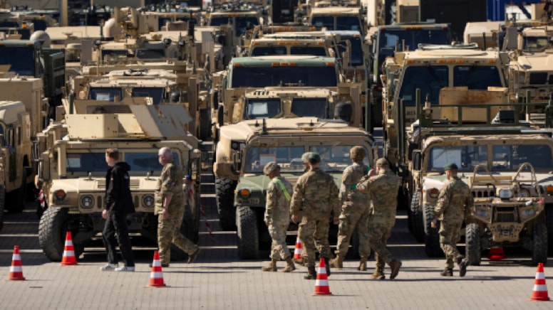 Müttefiklerini vergilerle tehdit eden Trump, şimdi de kendi askerlerinin parasını ödetecek