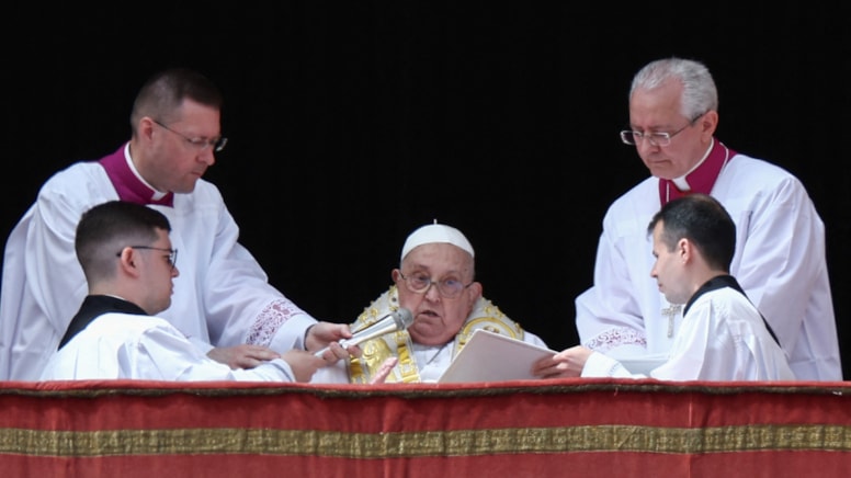 Ölümden dönen Papa ilk kez halk karşısına çıktı, barış mesajı verdi