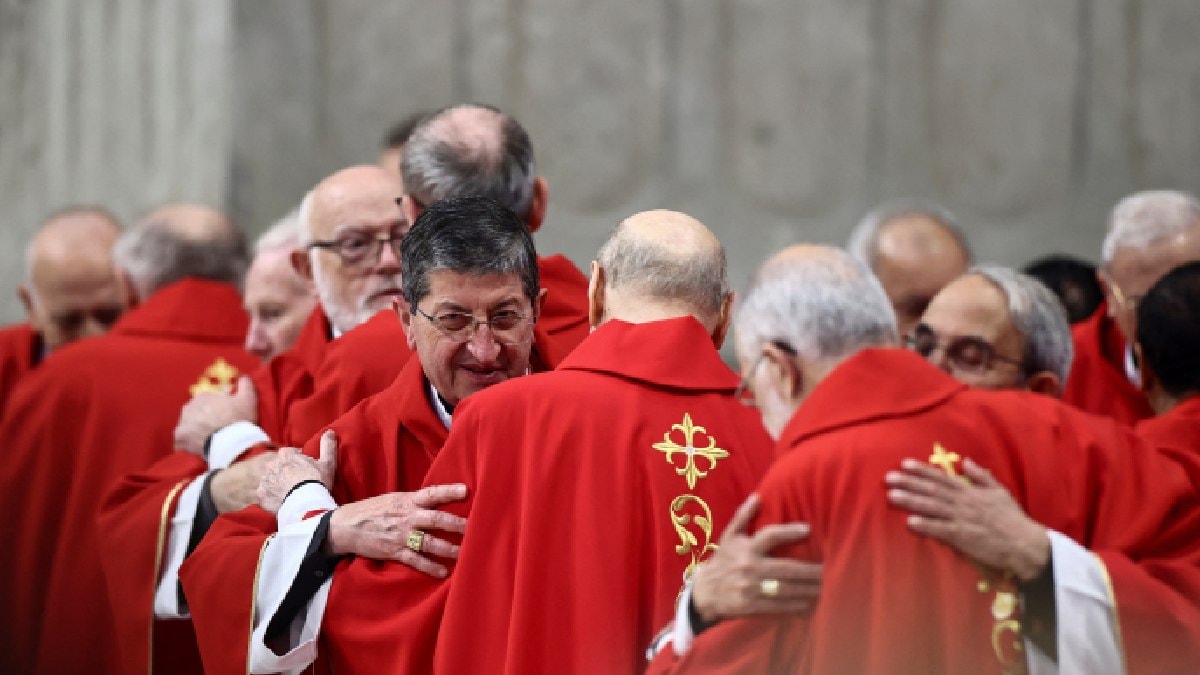 Futbol takımı gibi din adamlarını diziyorlar: Gelecek papayı bilen, ödülü alıyor