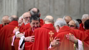 Futbol takımı gibi din adamlarını diziyorlar: Gelecek papayı bilen, ödülü alıyor