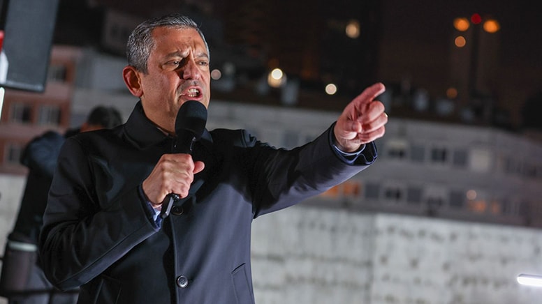 Özgür Özel'den gazetecilere destek: Gençlerin geleceğini tek adama karartmayacağız!