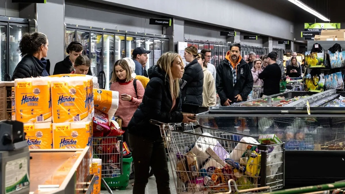 Doğal afet uyarısıyla 300 bin kişi marketlere hücum etti