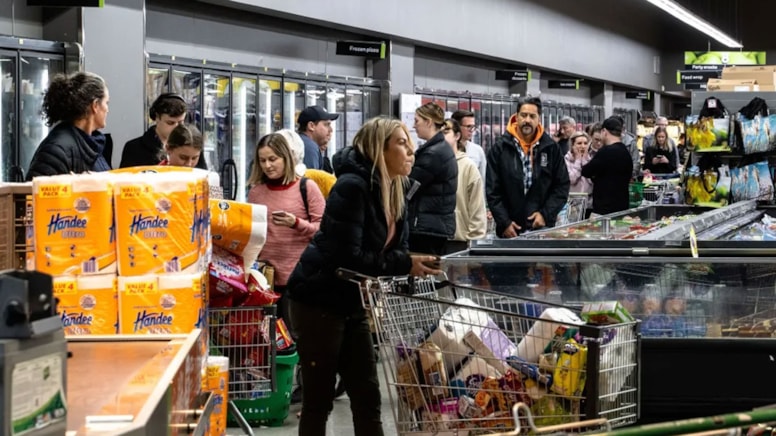 Doğal afet uyarısıyla 300 bin kişi marketlere hücum etti