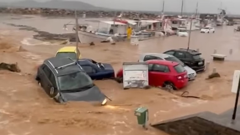 Ege'de adaları sel vurdu, onlarca ev ve araç sular altında kaldı