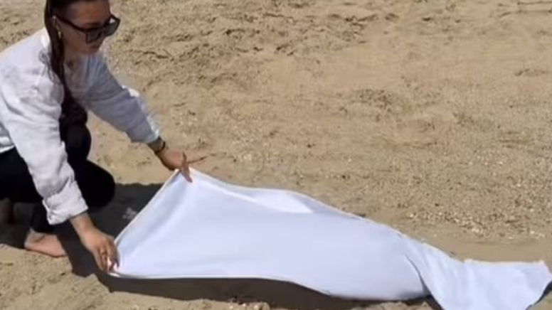 Plajda eşyalarınızı güvende tutmanın dahiyane yolu: Turistler yapıyor