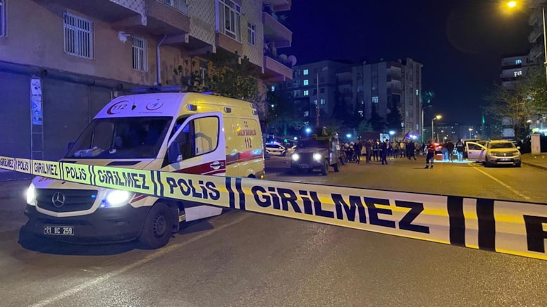 Diyarbakır’da silahlı kavgada 1’i polis 10 kişi yaralandı