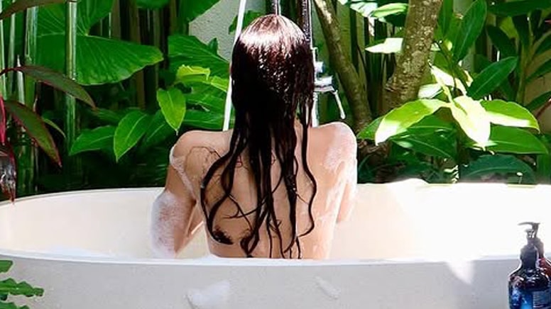 Küvet pozları gündem olan Rabia Soytürk sevgilisinin tepkisini açıkladı