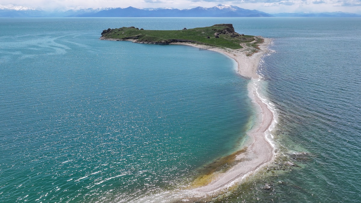 Van Gölü çekildi: Çarpanak Adası'na giden antik yol ortaya çıktı