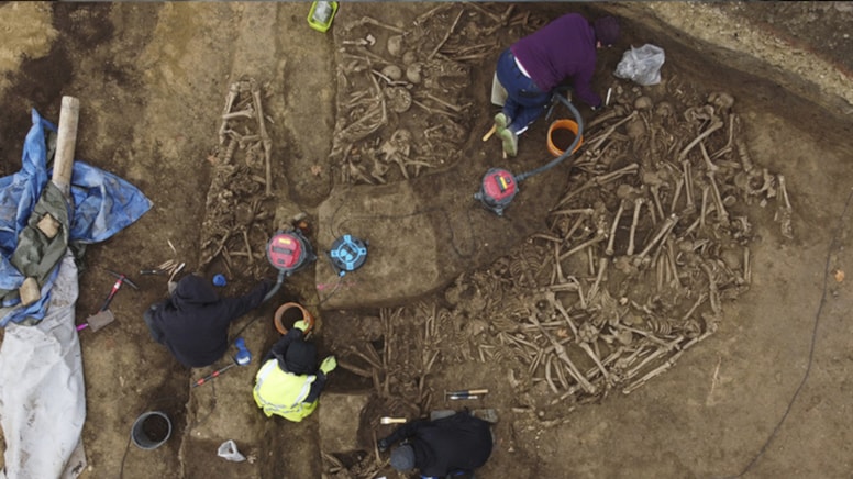 Uzmanlar 'felaket bir olay' dedi: Futbol sahasının altından toplu mezar bulundu