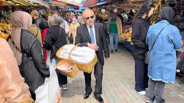 Takım elbiseyle simit satıyor: Bursa’da herkes onu konuşuyor