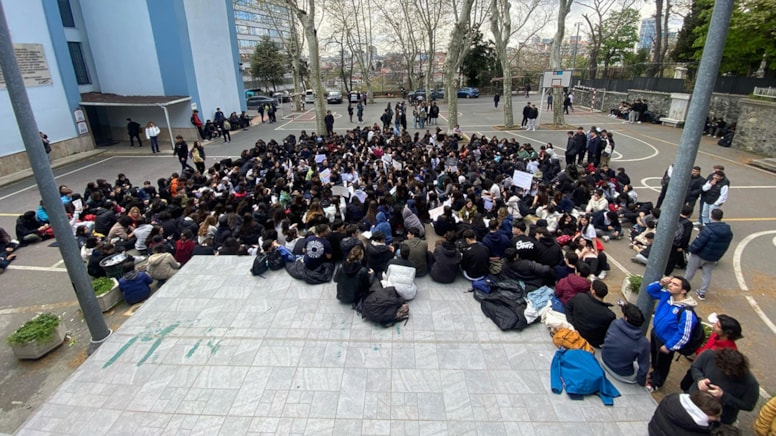 Liselerin kalbine hançer