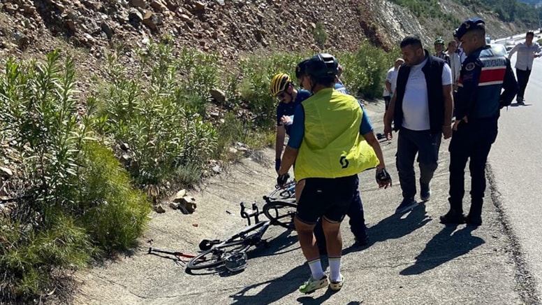 Muğla'da otomobil bisikletli gruba çarptı: Ölü ve yaralılar var