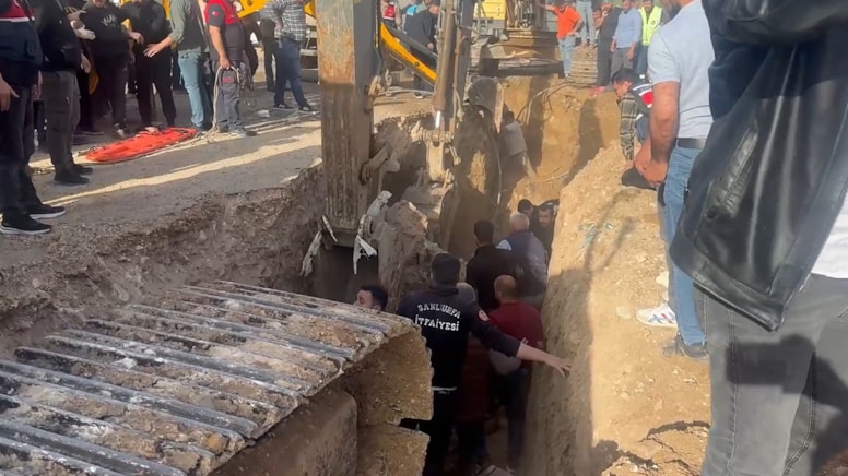 Şanlıurfa'da göçük: İşçiler toprak altında