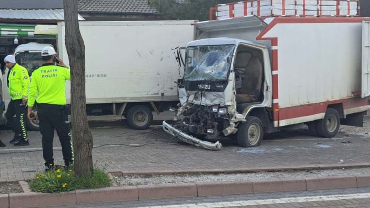 Konya'da feci kaza: Kamyonet sürücüsü can verdi
