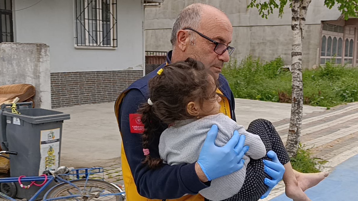 Metrelerce yükseklikten moloz çuvallarının üzerine düşen çocuk yaralandı