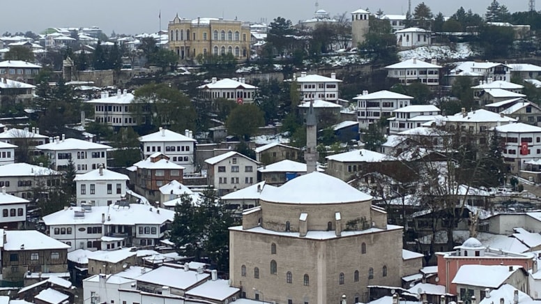 Safranbolu’da kar yağışı tarihi konakları beyaza bürüdü