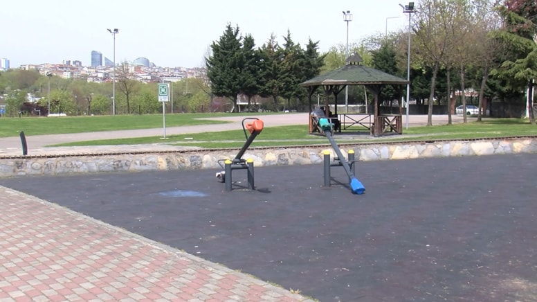 Esenler'de parktan oturan arkadaş grubuna silahlı saldırı