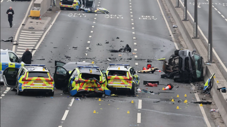 3'ü polis aracı, 4 araç birbirine girdi: Otoyol savaş alanına döndü
