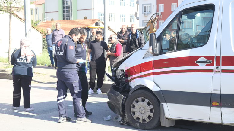 Antalya'da ambulans ile otomobil çarpıştı: Yaralılar var