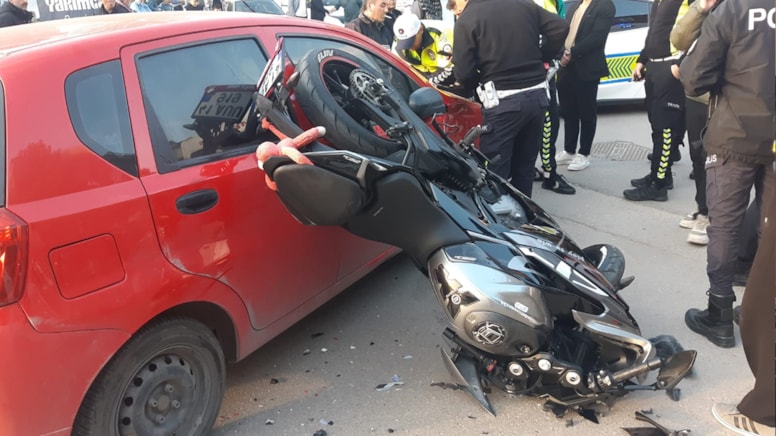 Kocaeli'de otomobil ile motosiklet kafa kafaya çarpıştı: 1 yaralı