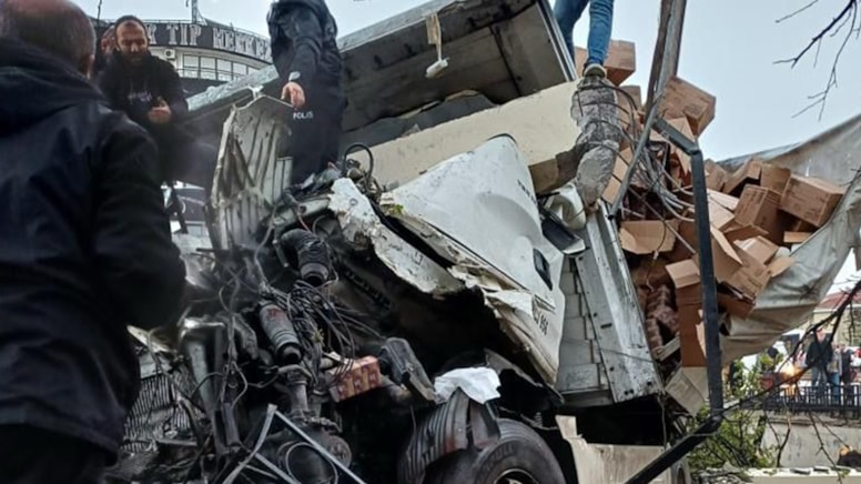 Ankara'da TIR duvara çarptı: 1 ölü