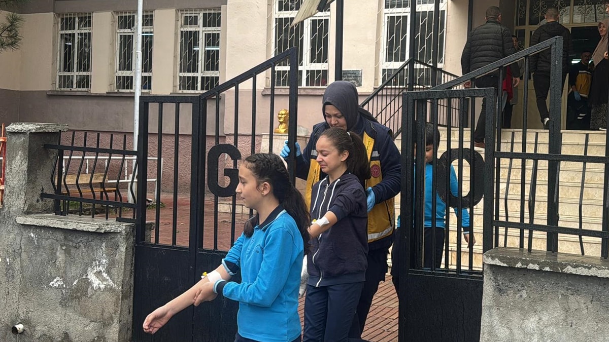 Sivas'ta 13 öğrenci hastanelik oldu