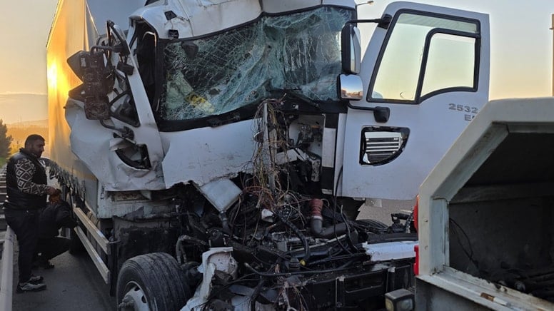 Kocaeli'de TIR ile kamyon çarpıştı: 1 yaralı