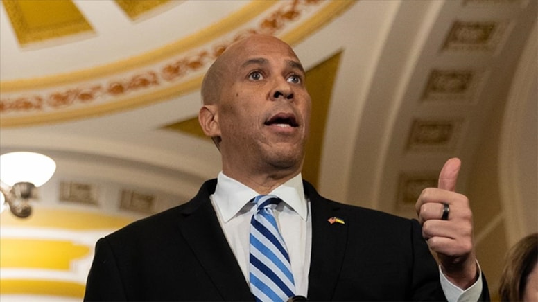 Trump'ı protesto etmek için kürsüye çıktı, 25 saat aralıksız konuştu