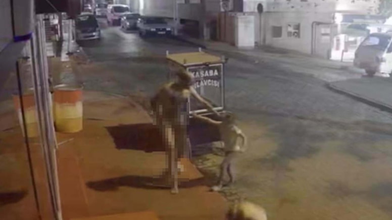 Sokakta ortasında eşini öldürdü, 8 yaşındaki kızını defalarca bıçakladı!