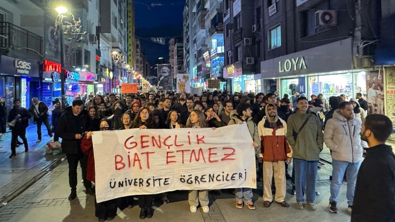 İzmir’de öğrencilerden protesto yürüyüşü: “Bu ülkenin gençliği, biat etmeyecek”