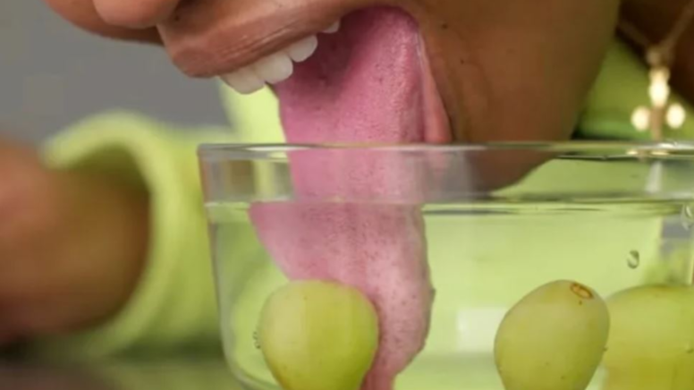 Dünyanın en uzun dilli kadınını gören çığlık atıyor