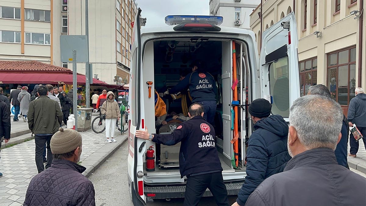 Yolda yürürken kalp krizi geçirdi hastanede hayatını kaybetti