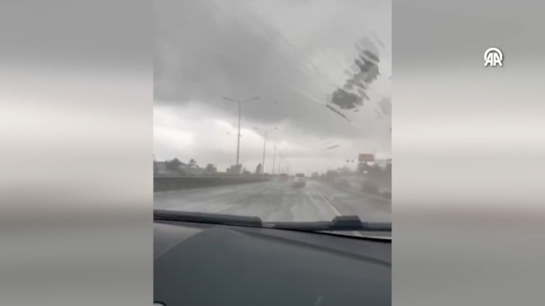 Antalya'da akıllara zarar anlar kayda alındı! Minibüs havaya kalktı parçalara ayrıldı
