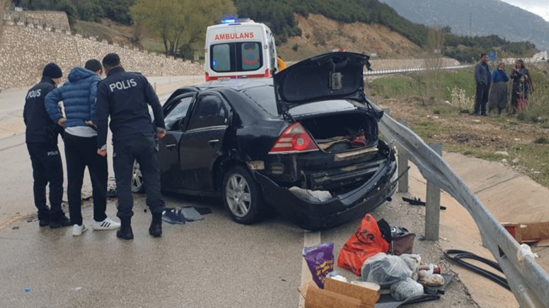 Kaza sonrası yaralı halde çevreye dağılan eşyalarını toplamaya çalıştı