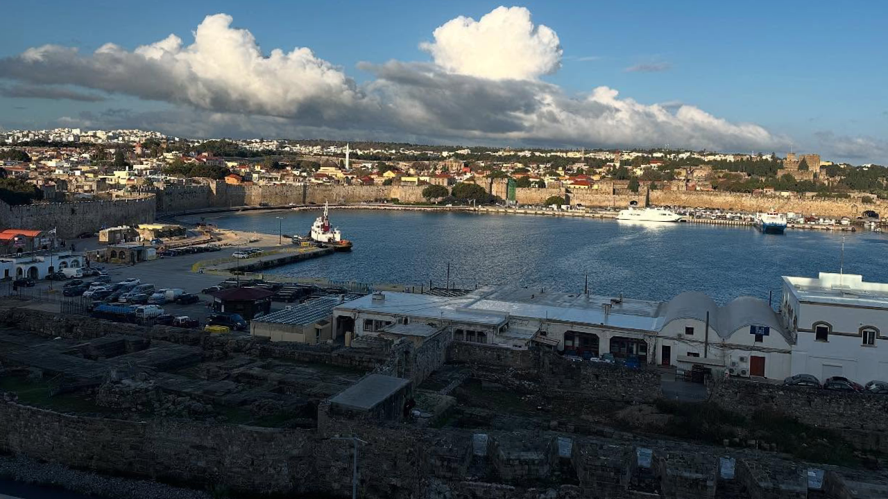 Turistik adanın gümrük pasaport alanı polisleri de isyan ettirdi