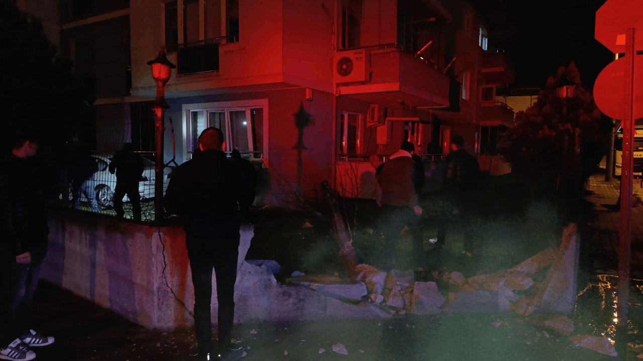 Ehliyetsiz sürücü kontrolü kaybedip önüne gelene çarptı