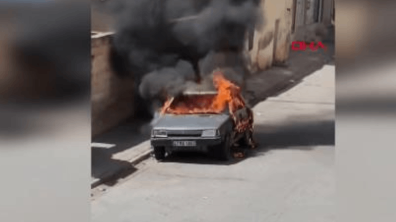 Mardin'de park halindeki otomobil alev aldı