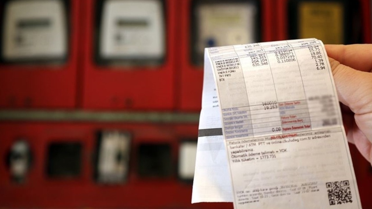 Vatandaştan elektrik zammına tepki: 'Televizyon ışığında oturuyoruz'