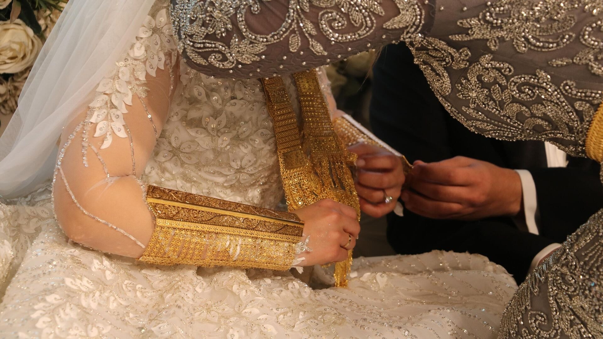Aşiretler de nasibini aldı! Düğünlerde imitasyon takı takmaya başladılar